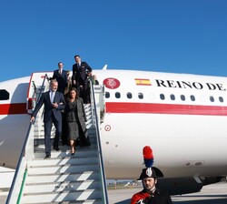 Sus Majestades los Reyes a su llegada al aeropuerto de Nápoles